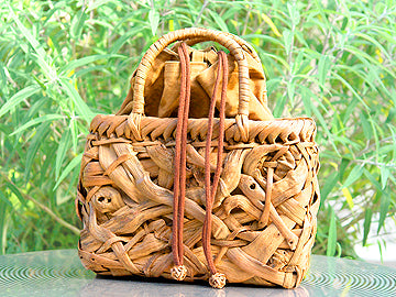 Japanese-made wild grape vine basket bag (Mini Basket) with a messy weave (interior: wild grape vine-dyed canvas)