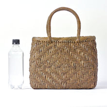 Load image into Gallery viewer, Japanese wild grape vine basket bag (Rounded corners, small, diamond-shaped, three-braid)
